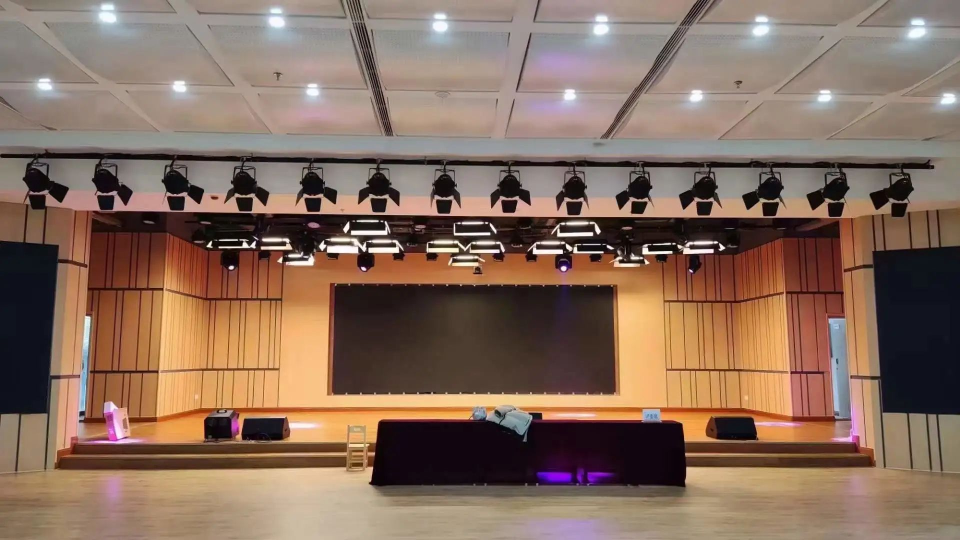 Z6尊龙旗舰厅专业灯光音响扩声系统工程产品服务于某学校礼堂！